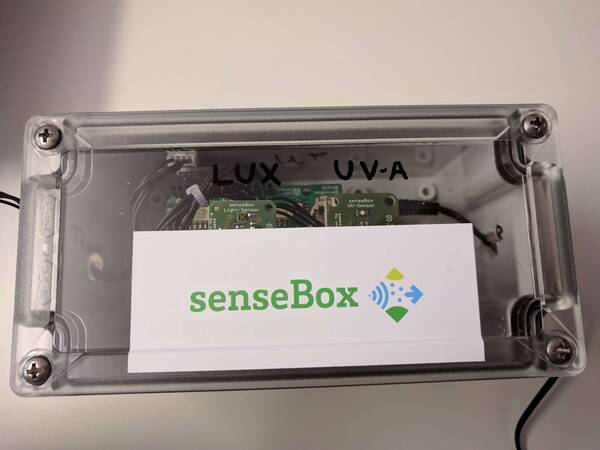 Foto 2: Detailansicht der verschlossenen Hauptbox mit sichtbarem Lichtsensor und UV-A-Sensor.